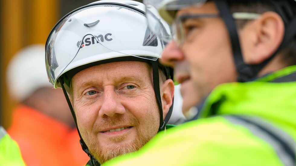 Ministerpräsident Michael Kretschmer lässt von ESMC-Präsident Christian Koitzsch den Baufortschritt bei der Chipfabrik erklären. Ministerpräsident Michael Kretschmer lässt von ESMC-Präsident Christian Koitzsch den Baufortschritt bei der Chipfabrik erklären.