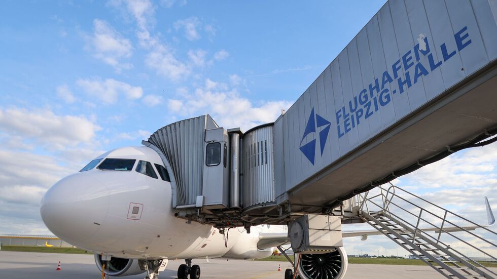 Am Flughafen Leipzig/Halle gibt es keine Auswirkungen wegen des Cyberangriffs, der europaweit für Verspätungen sorgt. (Archivbild)