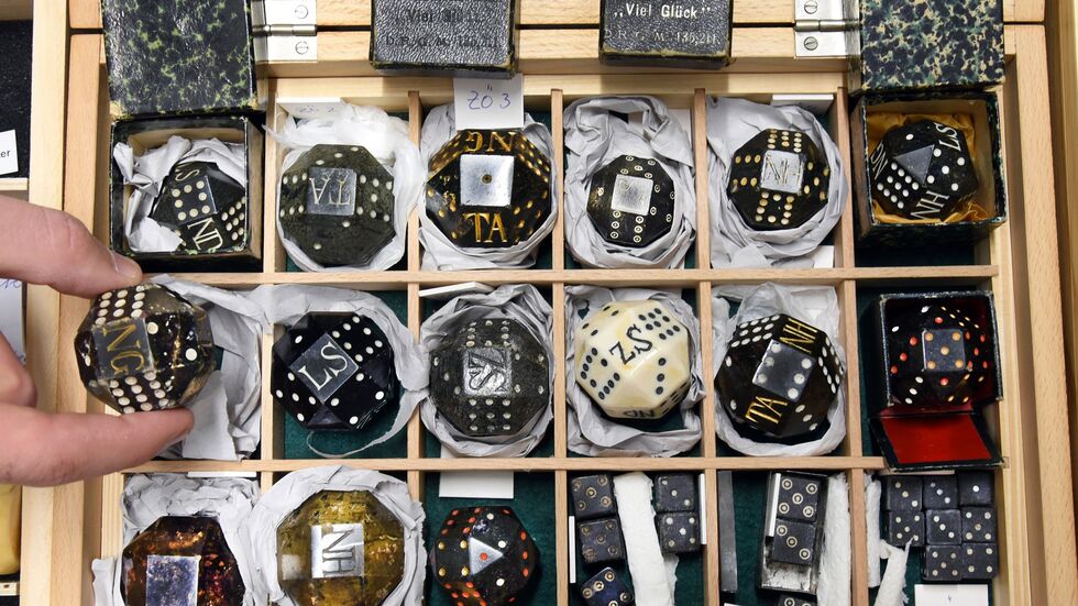 Diese Spielwürfel stammen aus dem 17. und 18. Jahrhundert. Diese Spielwürfel stammen aus dem 17. und 18. Jahrhundert.