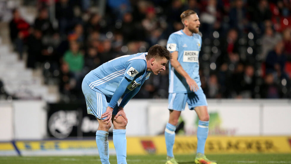 Enttäuschte Chemnitzer nach der Niederlage in Großaspach. (Foto: imago/Eibner)