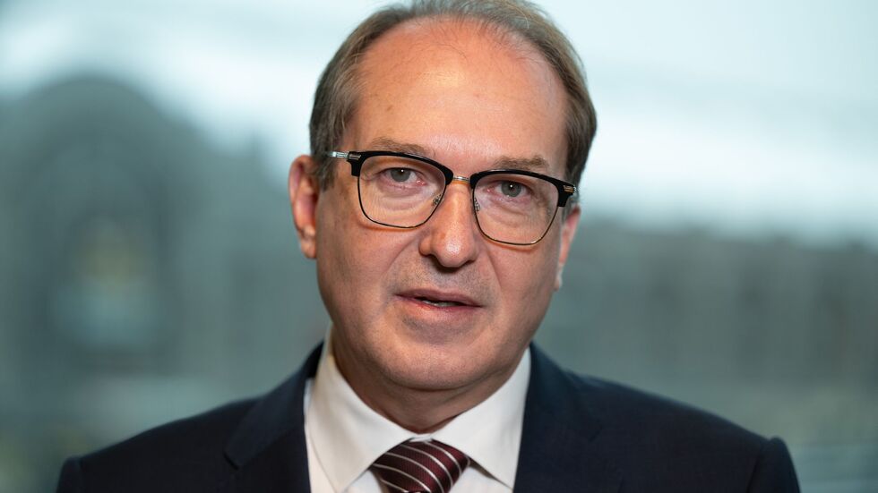 Bundesinnenminister Alexander Dobrindt (CSU) sieht die Schaffung sicherer Innenstädte als eine vordringliche Aufgabe an.  Bundesinnenminister Alexander Dobrindt (CSU) sieht die Schaffung sicherer Innenstädte als eine vordringliche Aufgabe an.