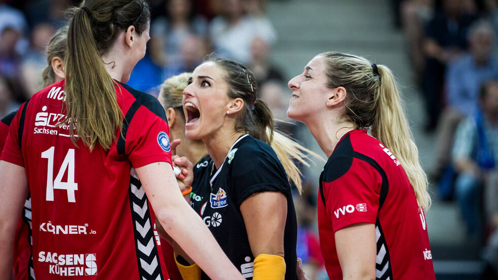 Der DSC um Libera Myrthe Schoot hat Spiel Eins im Halbfi­nale in Stutt­gart gewonnen. (Foto: imago/Eibner) Der DSC um Libera Myrthe Schoot hat Spiel Eins im Halbfinale in Stuttgart gewonnen. (Foto: imago/Eibner)