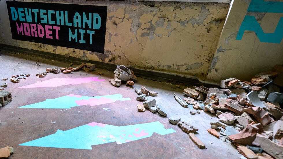 «Deutschland mordet mit» steht in einer Arbeit von Luke Carter auf dem Streetart-Festival Ibug in Chemnitz. Das Ibug-Festival hat in diesem Jahr laut Veranstaltern einen neuen Besucherrekord erreicht. (Archivbild)