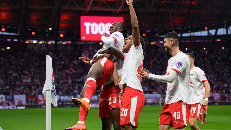 Yan Diomande (l-r), Castello Lukeba, Assan Ouédraogo und Romulo jubeln nach dem 1:0. Yan Diomande (l-r), Castello Lukeba, Assan Ouédraogo und Romulo jubeln nach dem 1:0.
