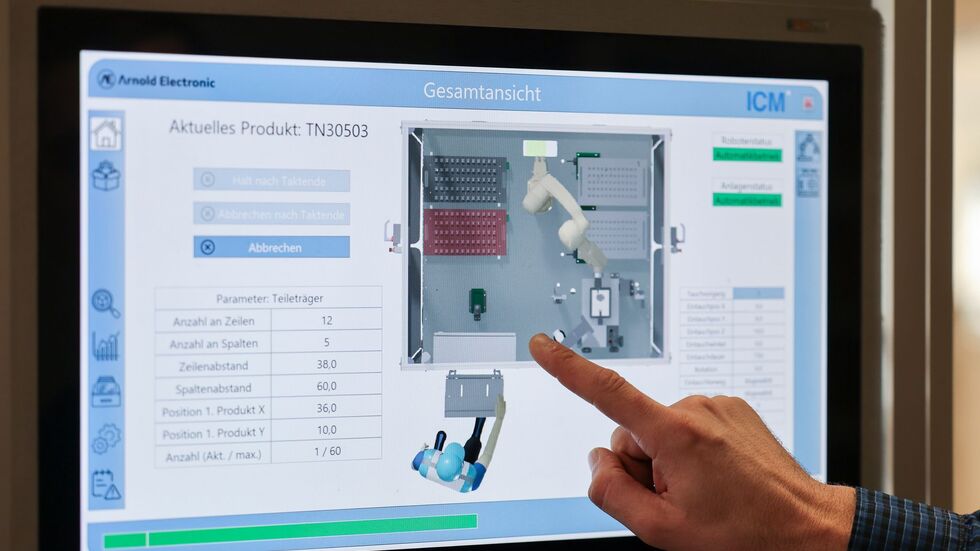 An einem Bildschirm überwacht Produktionsleiter Ulrich Morawietz einen Verzinn-Roboter im Familienunternehmen Arnold Electronic in Lichtenau.