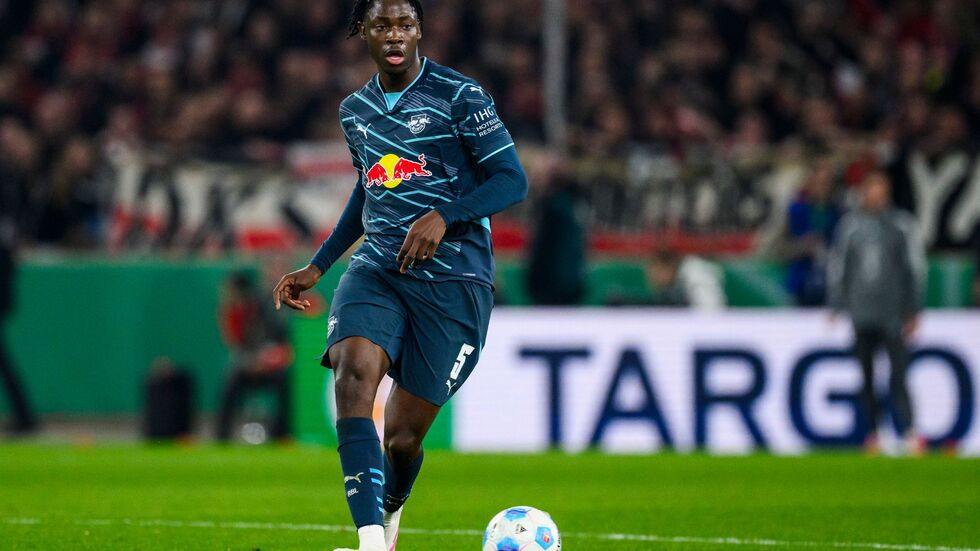 Leipzigs El Chadaille Bitshiabu fällt mit einer Muskelverletzung lange aus. Leipzigs El Chadaille Bitshiabu fällt mit einer Muskelverletzung lange aus.