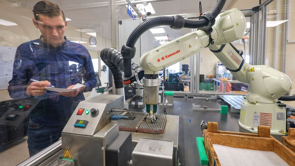 Produktionsleiter Ulrich Morawietz überwacht den Verzinn-Roboter bei Arnold Electronic in Lichtenau. Entwickelt hat das Familienunternehmen die Anlage zusammen mit dem Institut Chemnitzer Maschinen- und Anlagenbau ICM. 