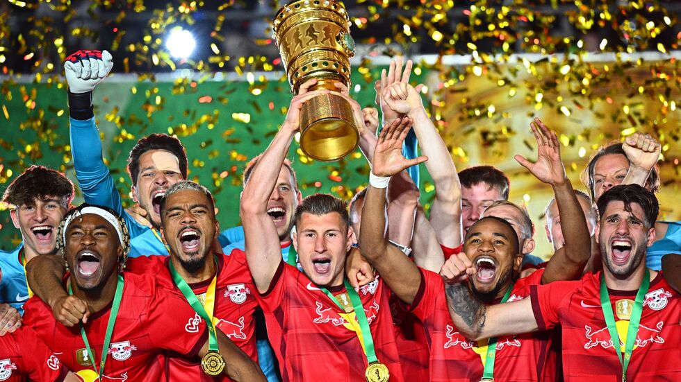 Leipzigs Willi Orban hält die Siegertrophäe in die Höhe und bejubelt mit seinen Teamgefährten den zweiten Pokalsieg in der Vereinsgeschichte. (Archivbild) 