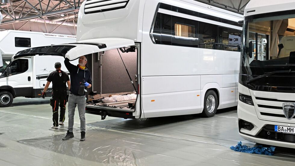 Ein elf Meter langer Luxusliner wird auf der Freizeitmesse gezeigt Ein elf Meter langer Luxusliner wird auf der Freizeitmesse gezeigt