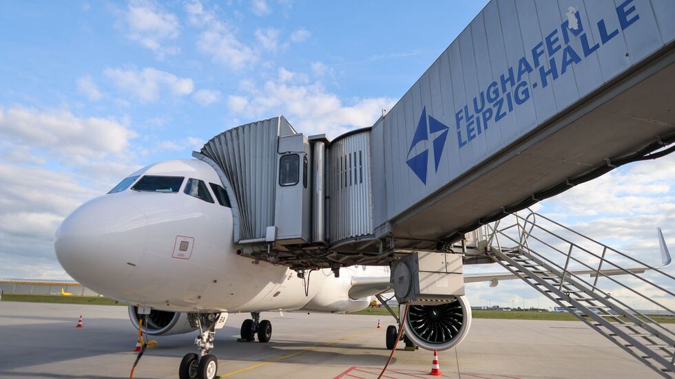 Sachsens Flughäfen stehen trotz Rettungspaket weiter unter Druck: Im vergangenen Jahr hat die Dachgesellschaft Mitteldeutsche Flughafen AG einen Rekordverlust verzeichnet. (Archivbild) Sachsens Flughäfen stehen trotz Rettungspaket weiter unter Druck: Im vergangenen Jahr hat die Dachgesellschaft Mitteldeutsche Flughafen AG einen Rekordverlust verzeichnet. (Archivbild)