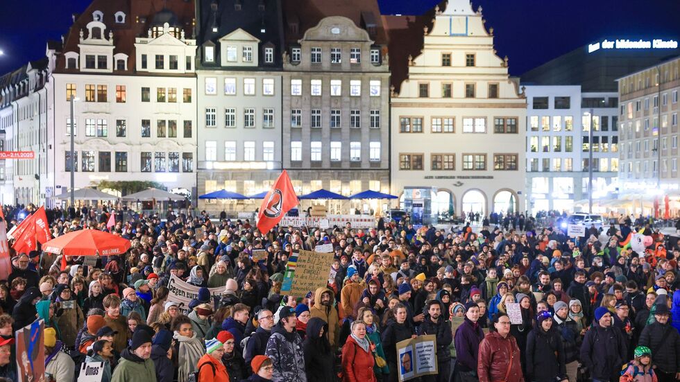 Teilnehmer einer Demonstration «Das Stadtbild bleibt bunt» stehen auf dem Marktplatz.  Teilnehmer einer Demonstration «Das Stadtbild bleibt bunt» stehen auf dem Marktplatz.