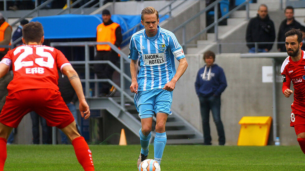Dennis Grote nimmt Maß - er erzielte den zwischen­zeit­li­chen Führungs­treffer. (Foto: imago/Kruczynski)