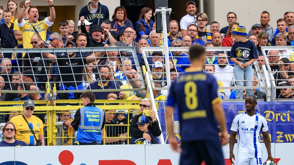 Der Schalker Christopher Antwi-Adjei (r) war beim Pokalspiel bei Lok Leipzig rassistisch beleidigt worden. (Archivbild)