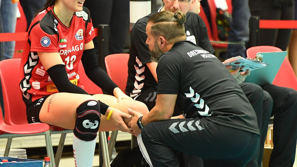 Eva Hodanova wird von Teamarzt Attila Höhne behan­delt. (Foto: imago/Hentschel)