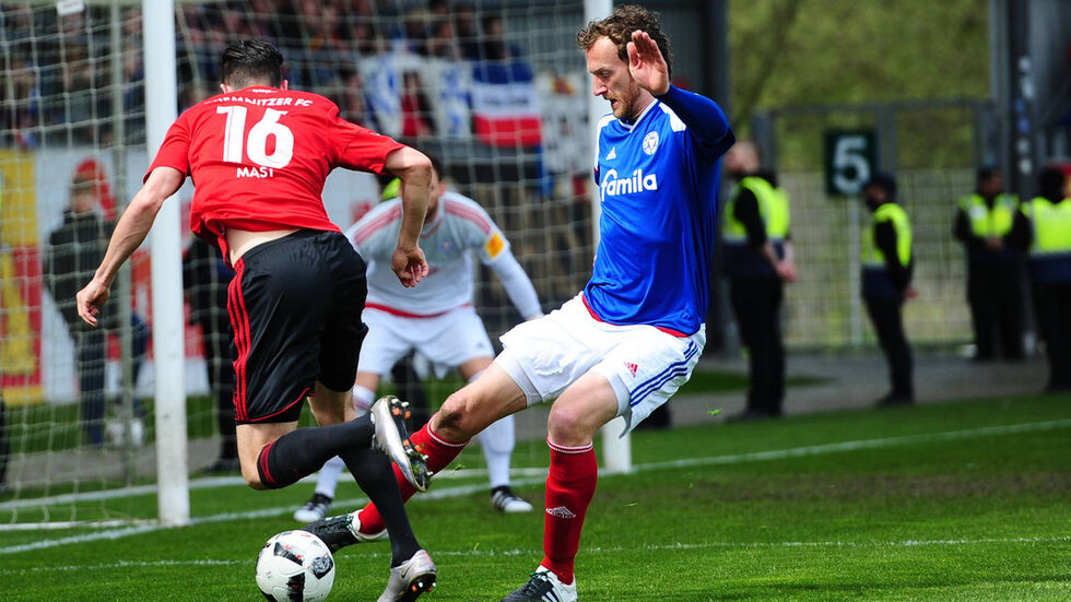 Dennis Mast im Zweikampf mit dem Kieler Peitz. (Foto: imago/objec­tivo)