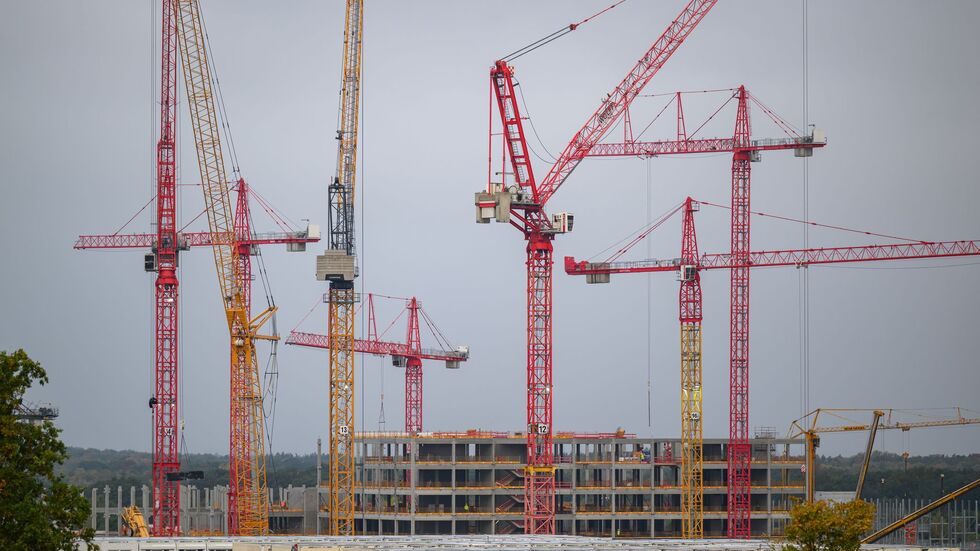 Bis zu 30 Kräne drehen sich derzeit auf der Baustelle von ESCM in Dresden.  Bis zu 30 Kräne drehen sich derzeit auf der Baustelle von ESCM in Dresden.