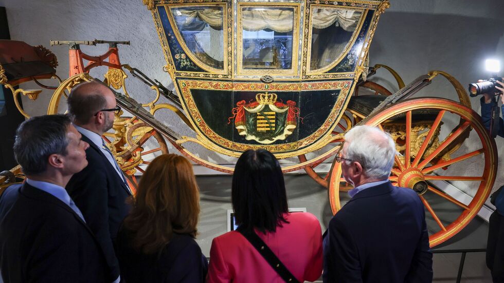 Finanzminister Christian Piwarz (2.v.l.) besichtigt den sächsischen Gesandschaftswagen zur Kaiserkrönung am 9. Oktober 1790 im neu konzipierten Kutschenmuseum auf Schloss Augustusburg.