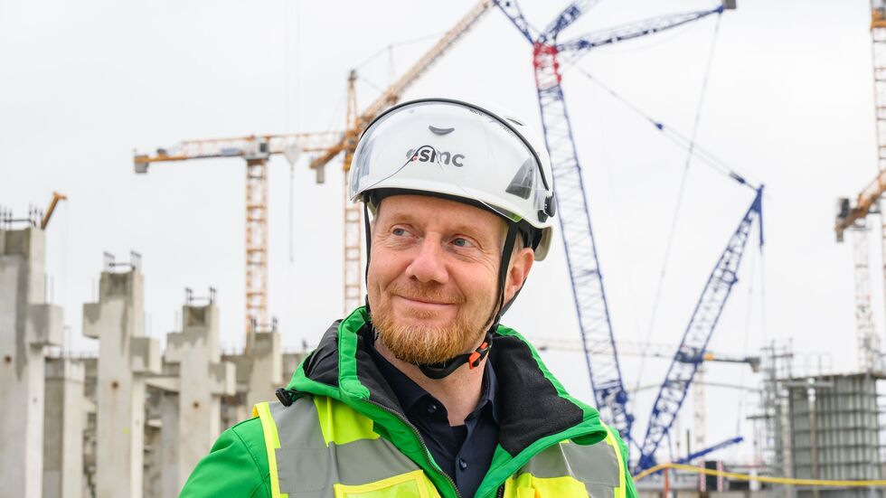 Sachsens Ministerpräsident ist vom Tempo auf der Baustelle von TSCM und Partnern in Dresden beeindruckt. Sachsens Ministerpräsident ist vom Tempo auf der Baustelle von TSCM und Partnern in Dresden beeindruckt.