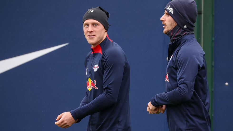 Xaver Schlager (l) und Timo Werner bereiten sich auf das Spiel gegen den Hamburger SV vor.