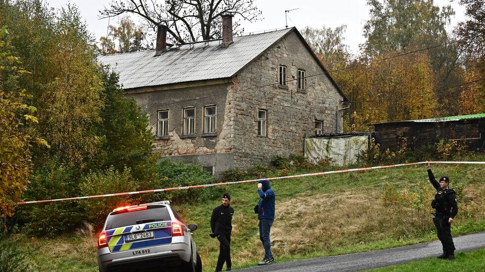 Die Polizei ermittelt, nachdem zwei Menschen in der Kleinstadt auf offener Straße durch Schüsse getötet worden sind. Die Polizei ermittelt, nachdem zwei Menschen in der Kleinstadt auf offener Straße durch Schüsse getötet worden sind.