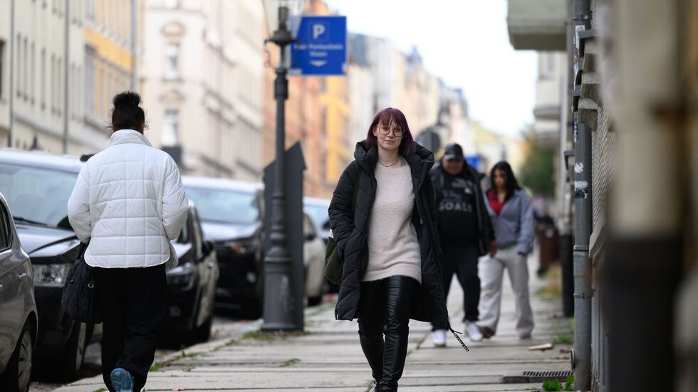 Die alleinerziehende Mutter lebt in Chemnitz. Die alleinerziehende Mutter lebt in Chemnitz.