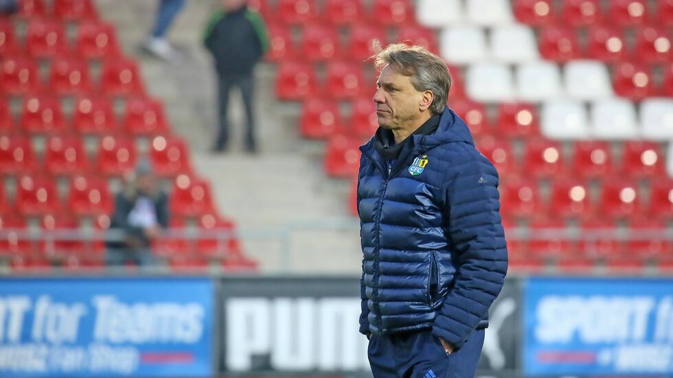 Der Trainerstuhl von Horst Steffen wackelt. (c) Ralph Köhler/propicture