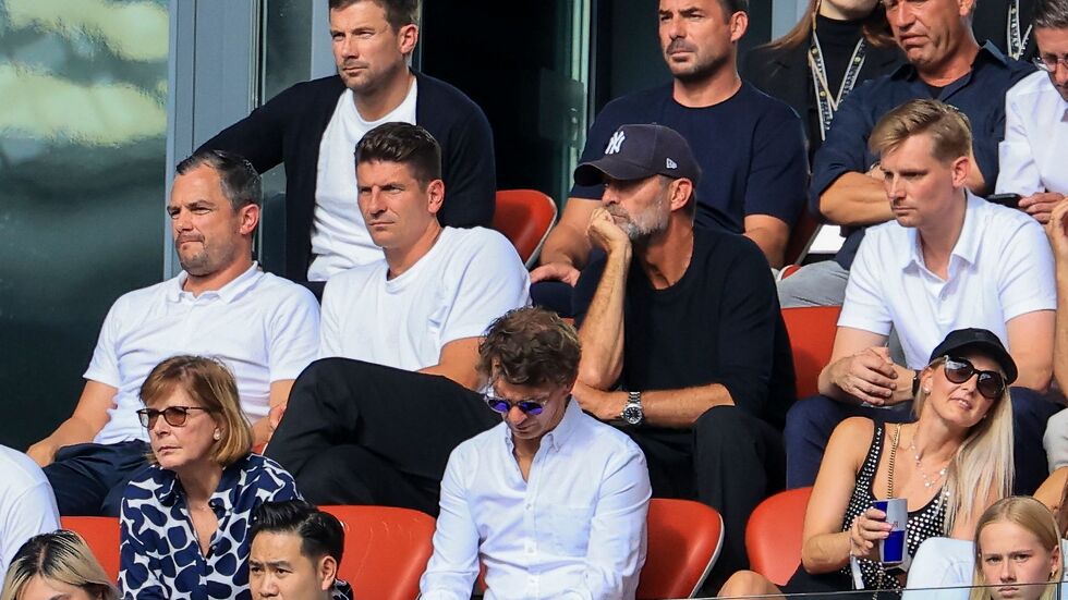 Jürgen Klopp (Mitte, mit schwarzem Cap), bei einem Spiel von RB Leipzig