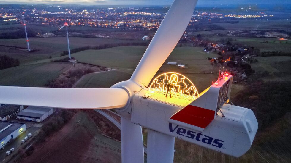 Und seinen Schwibbogen hoch oben über dem Vorerzgebirge nachts zum Leuchten bringen. Und seinen Schwibbogen hoch oben über dem Vorerzgebirge nachts zum Leuchten bringen.