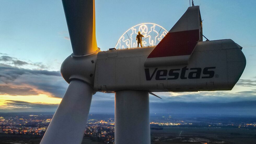 Der sechs Meter große Lichterbogen mit dem Schwarzenberger Motiv leuchtet in 140 Metern Höhe auf dem Maschinenhaus der Windkraftanlage. Der sechs Meter große Lichterbogen mit dem Schwarzenberger Motiv leuchtet in 140 Metern Höhe auf dem Maschinenhaus der Windkraftanlage.