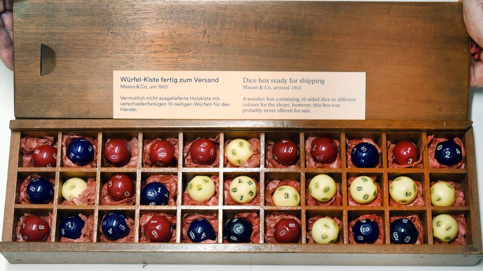 Jakob Gloger sammelt Würfel - etwa hier zehnseitige Würfel, die 1910 gefertigt wurden. Jakob Gloger sammelt Würfel - etwa hier zehnseitige Würfel, die 1910 gefertigt wurden.