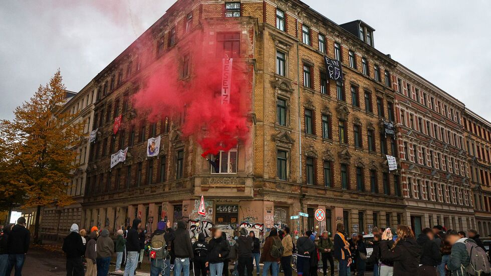 An der Fassade des besetzten Hauses in Leipzig-Einertstraße hängen Transparente. An der Fassade des besetzten Hauses in Leipzig-Einertstraße hängen Transparente.