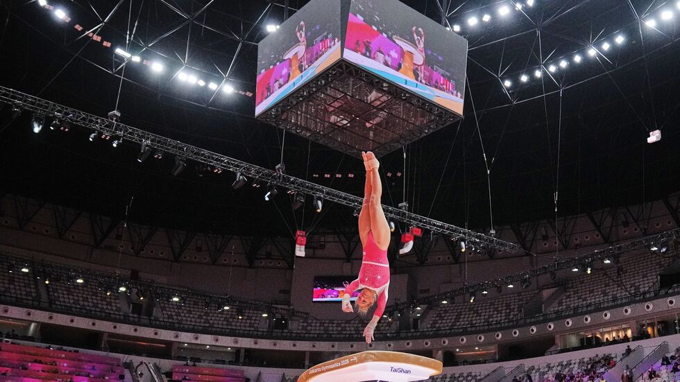 Nur eine Hand auf dem Sprungtisch: Karina Schönmaier.
