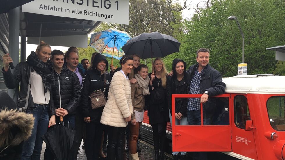 Die DSC-Volley­bal­le­rinnen freuen sich auf die Fahrt mit der Parkei­sen­bahn (Foto: Redak­tion) Die DSC-Volleyballerinnen freuen sich auf die Fahrt mit der Parkeisenbahn (Foto: Redaktion)
