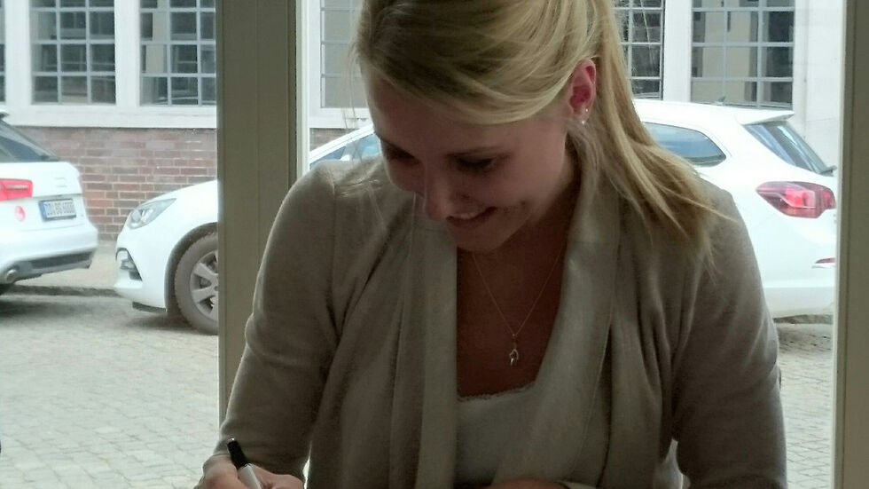 Mareen Apitz bei der symbo­li­schen Vertrags­un­ter­schrift (Foto: Redak­tion) Mareen Apitz bei der symbolischen Vertragsunterschrift (Foto: Redaktion)