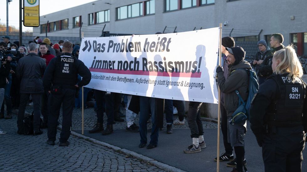 Vor Beginn des Prozesses gegen die mutmaßliche NSU-Unterstützerin Susann E. protestieren Dutzende Menschen gegen Rassismus und Rechtsextremismus.