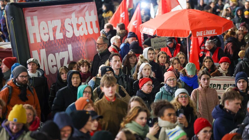 Menschen halten bei der Demo für ein «buntes Stadtbild» in Leipzig Plakat mit der Aufschrift «Herz statt Merz!» hoch. Menschen halten bei der Demo für ein «buntes Stadtbild» in Leipzig Plakat mit der Aufschrift «Herz statt Merz!» hoch.