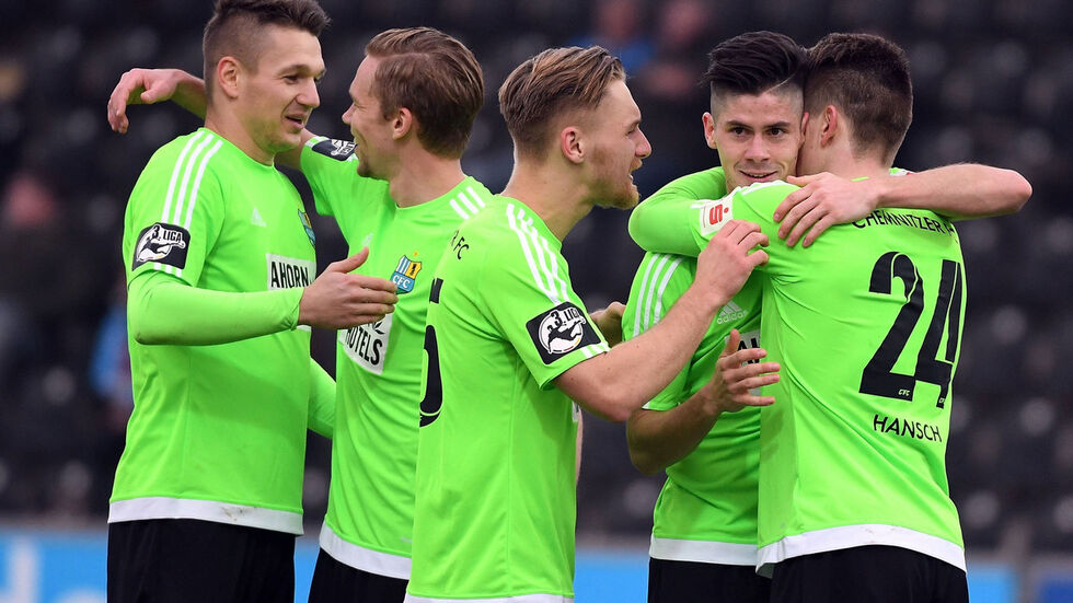 Der CFC feiert das 3:0 von Florian Hansch. (Foto: imago/Jan Huebner)