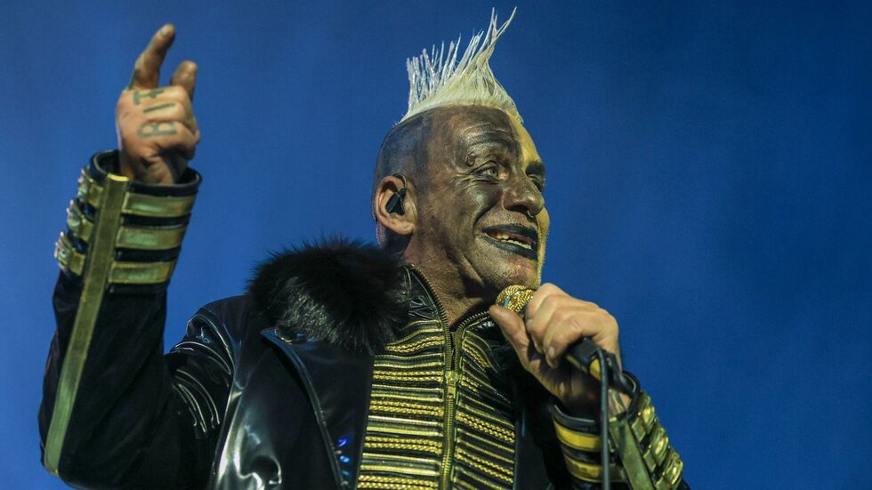 Till Lindemann beim Auftakt der Solo-Tournee vor rund 10.000 Menschen in Leipzig. Till Lindemann beim Auftakt der Solo-Tournee vor rund 10.000 Menschen in Leipzig.