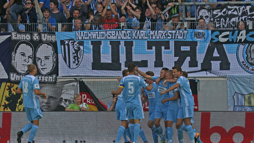 Der CFC feiert den Siegtor­schützen Daniel Frahn. (Foto: Denny Meyer/propic­ture)