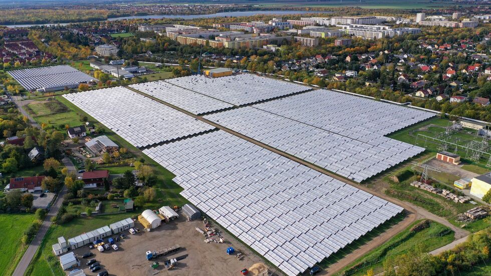 13.200 Kollektoren auf 65.208 Quadratmetern Fläche sollen für klimaneutrale Fernwärme in Leipzig sorgen. 13.200 Kollektoren auf 65.208 Quadratmetern Fläche sollen für klimaneutrale Fernwärme in Leipzig sorgen.