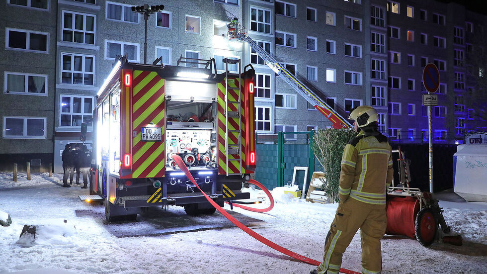 In eisiger Kälte wurden die Feuerwehrleute zum Otto-Dix-Ring alarmiert.