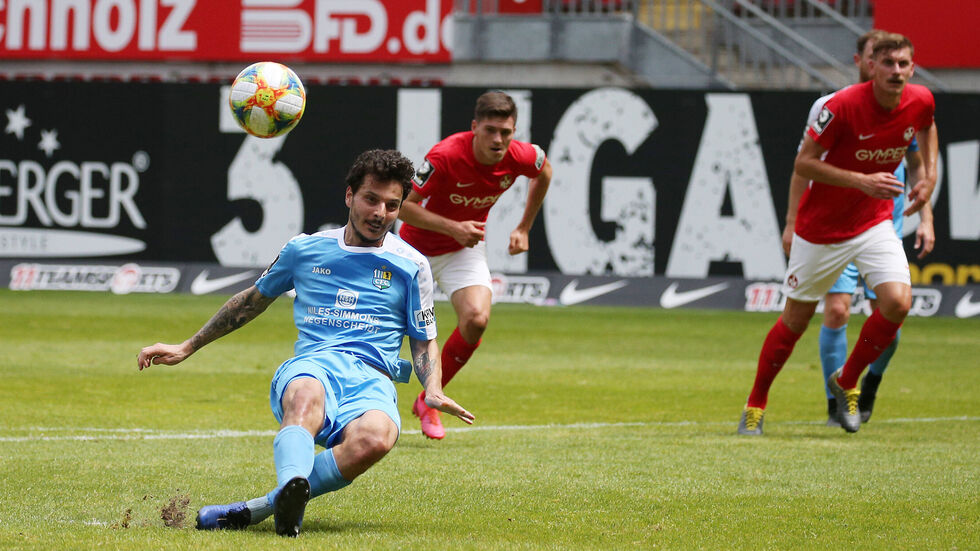 Eine mit entscheidende Szene. Philipp Hosiner rutscht beim Elfmeter in der ersten Halbzeit aus. Eine mit entscheidende Szene. Philipp Hosiner rutscht beim Elfmeter in der ersten Halbzeit aus.