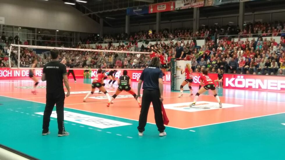 Die DSC-Volleyballerinnen gewinnen ihr letztes Spiel 2018 mit 3:0 gegen Wiesbaden.