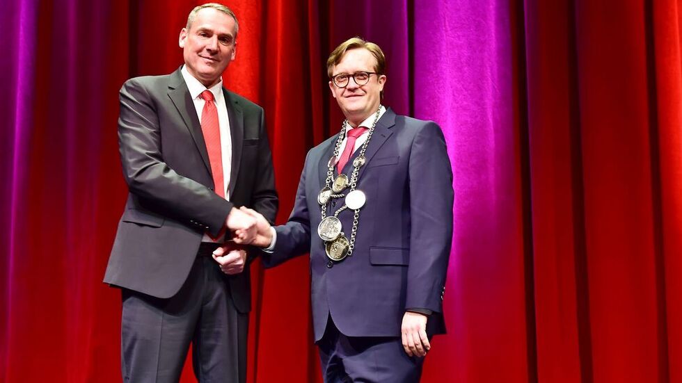 Amtskette für den Neuen: Andreas Pfeiffer (rechts)