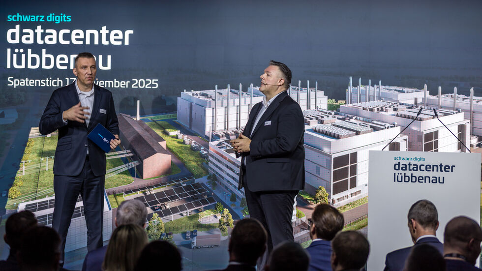 Christian Müller (l) und Rolf Schumann, CO-CEOs von Schwarz Digits, stehen bei der Festveranstaltung zum Spatenstich für das neue Schwarz Digits Rechenzentrum auf der Bühne. Auf dem Gelände des ehemaligen Kraftwerks Lübbenau soll eines der größten und nachhaltigsten Rechenzentren in Deutschland entstehen. 