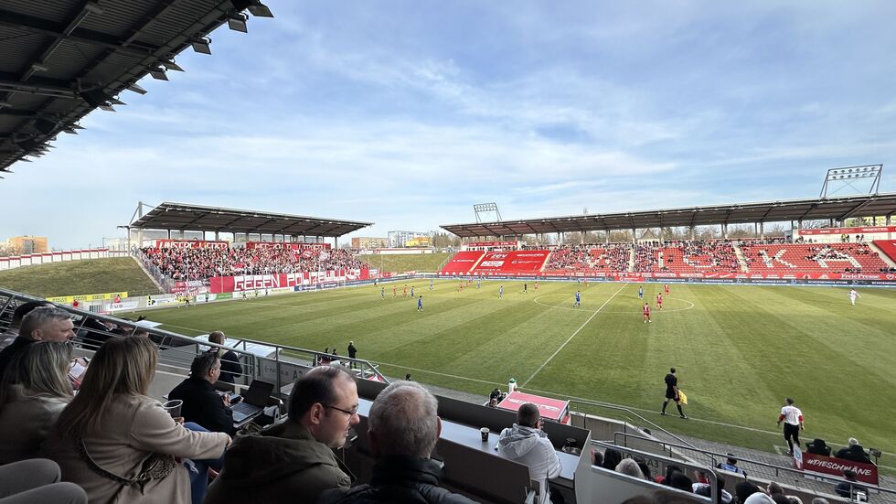 GGZ-Arena am Samstag: Die Zwickauer Fans waren anscheinend unter sich - der Gästeblock blieb leer. GGZ-Arena am Samstag: Die Zwickauer Fans waren anscheinend unter sich - der Gästeblock blieb leer.