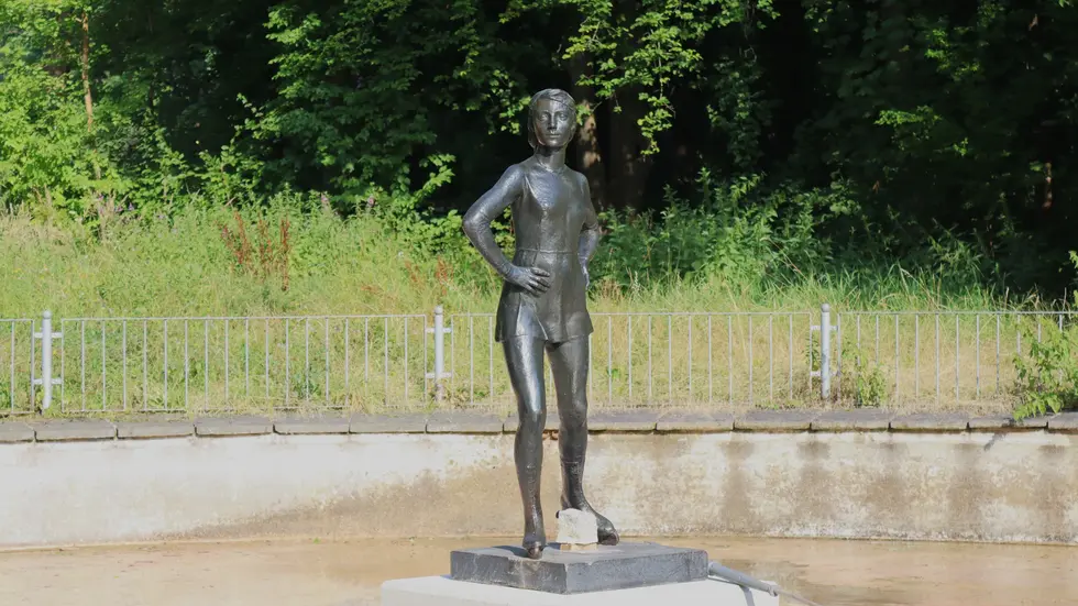 Schlittschuhläuferin am neuen Standort Schlittschuhläuferin am neuen Standort