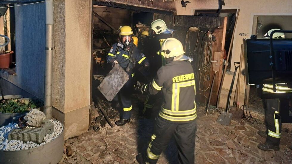 Einsatzkräfte beim Aufräumen. Einsatzkräfte beim Aufräumen.