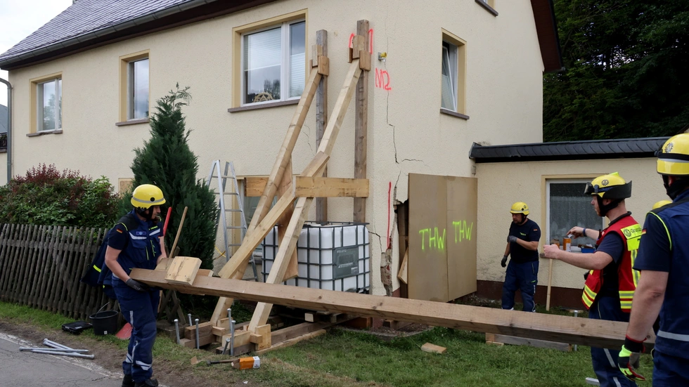 Der Aufprall war so heftig, dass das Technische Hilfswerk anrücken und die Hauswand abstützen musste.