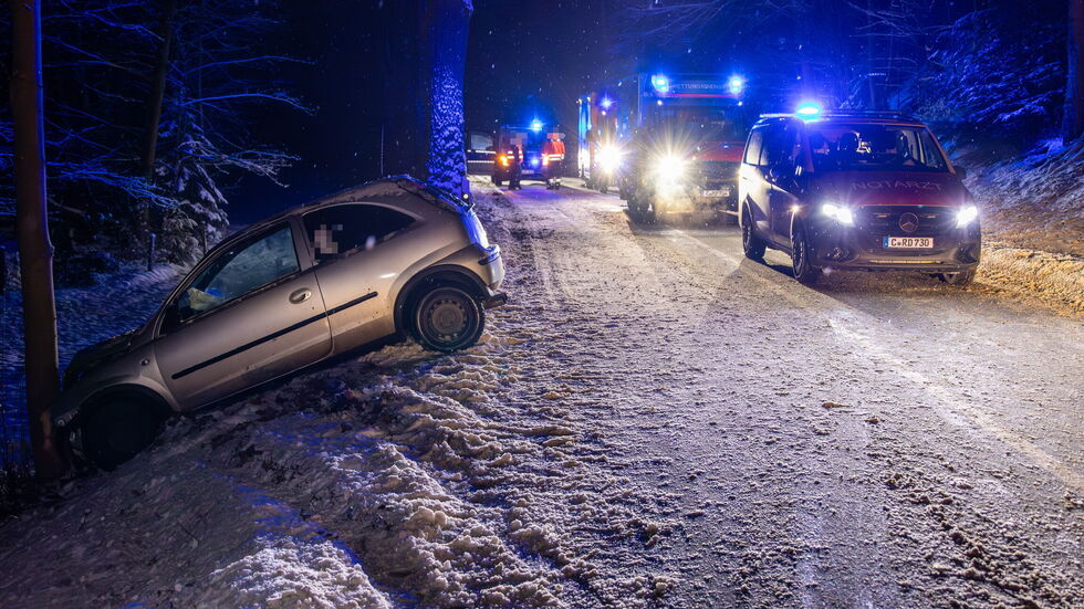Zur genauen Unfallursache ermittelt die Polizei. Zur genauen Unfallursache ermittelt die Polizei.